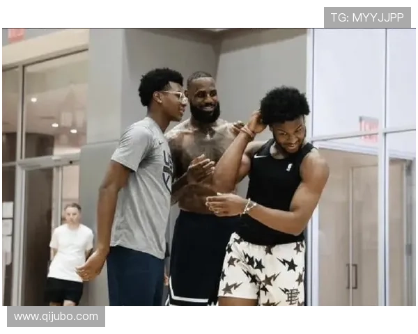 足球明星与詹姆斯亲密互动精彩视频回顾引发球迷热议