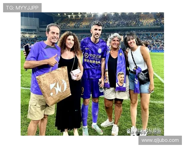 足球巨星与粉丝亲密互动瞬间展现温情与热爱